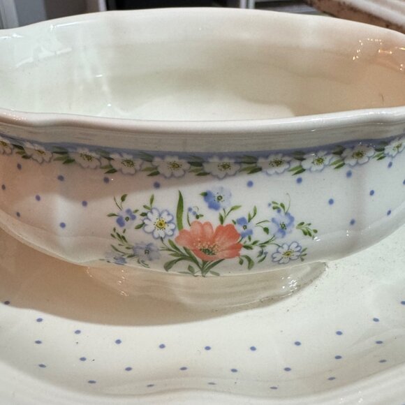 Villeroy & Boch Romantica Vitro-Porcelain Gravy Boat & Plate - Picture 3 of 4